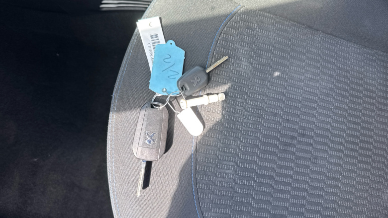 Peugeot 208 1.2 PureTech 82 Signature 5dr [Start Stop] Petrol Hatchback